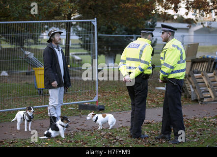 Dean Halliday, einer Gruppe von Unabhängigkeit Aktivisten die Lager auf dem Gelände das schottische Parlament in Edinburgh, spricht mit Polizisten, wie sie vertrieben werden. Stockfoto