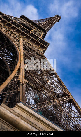 Vertikale Panorama Nahaufnahme des Eiffelturms. Champs de Mars, 7. Arrondissement, Paris, Frankreich Stockfoto