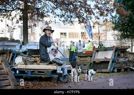 Dean Halliday, einer Gruppe von Unabhängigkeit Aktivisten die Lager auf dem Gelände das schottische Parlament in Edinburgh, reagiert sie vertrieben werden. Stockfoto