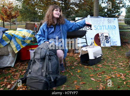 Gayle Miller sammelt ihre Besitztümer als eine Gruppe von Unabhängigkeit Aktivisten die Lager auf dem Gelände das schottische Parlament in Edinburgh vertrieben werden. Stockfoto