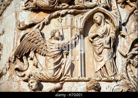 Basrelief der Verkündigung von Maitani, circa1310, toskanischen Gotik, Fassade Orvieto Duomo Kathedrale, Umbrien, Italien Stockfoto