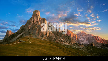 Nuvolau Berg bei Sonnenuntergang über den Giau Pass (Passo di Giau), Colle Santa Lucia, Dolomiten, Belluno, Italien Stockfoto