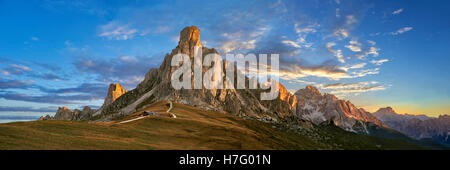 Nuvolau Berg bei Sonnenuntergang über den Giau Pass (Passo di Giau), Colle Santa Lucia, Dolomiten, Belluno, Italien Stockfoto