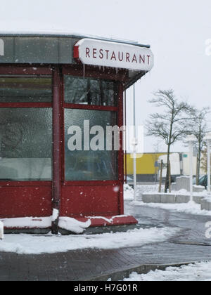 Restaurant mit Parkplatz in fallenden Schnee Stockfoto