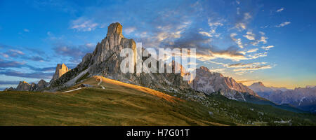 Nuvolau Berg bei Sonnenuntergang über den Giau Pass (Passo di Giau), Colle Santa Lucia, Dolomiten, Belluno, Italien Stockfoto