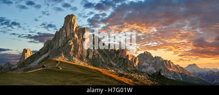 Nuvolau Berg bei Sonnenuntergang über den Giau Pass (Passo di Giau), Colle Santa Lucia, Dolomiten, Belluno, Italien Stockfoto