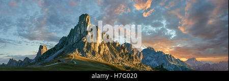 Nuvolau Berg bei Sonnenuntergang über den Giau Pass (Passo di Giau), Colle Santa Lucia, Dolomiten, Belluno, Italien Stockfoto