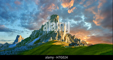 Nuvolau Berg bei Sonnenuntergang über den Giau Pass (Passo di Giau), Colle Santa Lucia, Dolomiten, Belluno, Italien Stockfoto