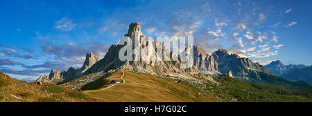 Nuvolau Berg oberhalb der Giau Pass (Passo di Giau), Colle Santa Lucia, Dolomiten, Belluno, Italien Stockfoto