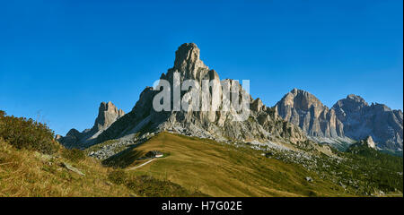 Nuvolau Berg oberhalb der Giau Pass (Passo di Giau), Colle Santa Lucia, Dolomiten, Belluno, Italien Stockfoto