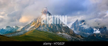 Nuvolau Berg oberhalb der Giau Pass (Passo di Giau), Colle Santa Lucia, Dolomiten, Belluno, Italien Stockfoto