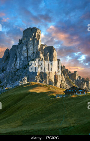 Nuvolau bei Sonnenuntergang Berg oberhalb der Giau Pass (Passo di Giau), Colle Santa Lucia, Dolomiten, Belluno, Italien Stockfoto