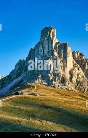 Nuvolau Berg oberhalb der Giau Pass (Passo di Giau), Colle Santa Lucia, Dolomiten, Belluno, Italien Stockfoto