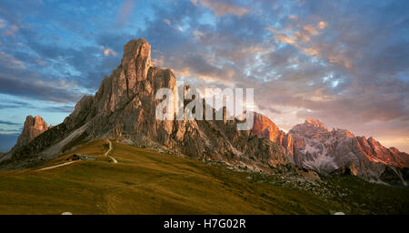 Nuvolau Berg bei Sonnenuntergang über den Giau Pass (Passo di Giau), Colle Santa Lucia, Dolomiten, Belluno, Italien Stockfoto