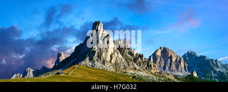 Nuvolau Berg oberhalb der Giau Pass (Passo di Giau), Colle Santa Lucia, Dolomiten, Belluno, Italien Stockfoto