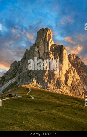 Nuvolau bei Sonnenuntergang Berg oberhalb der Giau Pass (Passo di Giau), Colle Santa Lucia, Dolomiten, Belluno, Italien Stockfoto