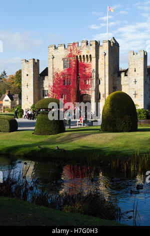 Hever Castle & Graben, ehemalige Heimat von Anne Boleyn, verkleidet mit wildem Wein rot herbstlichen & blauer Himmel / sonnigen Himmel / Sonne. Kent UK Stockfoto