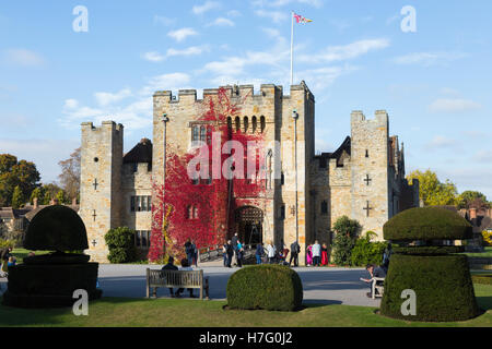 Hever Castle & Graben, ehemalige Heimat von Anne Boleyn, verkleidet mit wildem Wein rot herbstlichen & blauer Himmel / sonnigen Himmel / Sonne. Kent UK Stockfoto