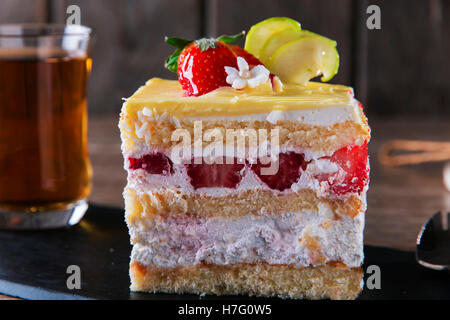 Sahne-Torte Dessert Erdbeerkuchen Zuckerguss süß Stockfoto