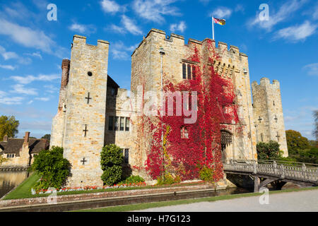 Hever Castle mit wildem Wein rot herbstlich gekleidet: Blue Sky / sonnigen Himmel / Sonne & Zugbrücke / Zugbrücke über den Burggraben. Kent UK Stockfoto