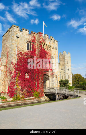 Hever Castle & Graben, ehemalige Heimat von Anne Boleyn, verkleidet mit wildem Wein rot herbstlichen & blauer Himmel / sonnigen Himmel / Sonne. Kent UK Stockfoto