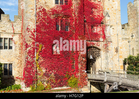 Hever Castle & Graben, ehemalige Heimat von Anne Boleyn, verkleidet mit wildem Wein rot herbstlichen & blauer Himmel / sonnigen Himmel / Sonne. Kent UK Stockfoto