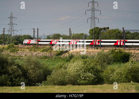 Jungfrau InterCity 225 elektrischer Hochgeschwindigkeitszug, Reisen durch die Landschaft auf der East Coast Line in der Nähe von York, England. Stockfoto