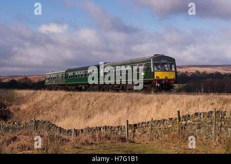 BR-Klasse 101 Diesel mehrere Einheit Nr. 101685 "Daisy" - Lok Zug auf der North Yorkshire Moors Railway, GB, UK. Stockfoto