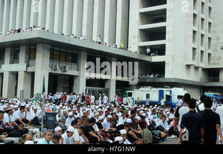 Jakarta, Indonesien. 4. November 2016. Die Masse, Freitag in der Istiqlal Moschee in Jakarta zu beten. Die kombinierte Wirkung von ihren islamischen Organisationen forderten des Gouverneurs von DKI Jakarta aus Basuki Tjahaja vollständige Überprüfung der angeblichen religiösen Sakrileg. Bildnachweis: Sutrisno Bewohner/Pacific Press/Alamy Live-Nachrichten Stockfoto