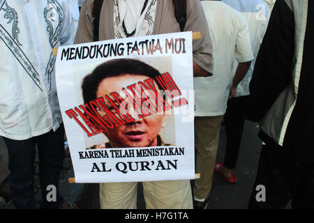 Jakarta, Indonesien. 4. November 2016. Plakat Bedrohung in Jakarta Jakarta Gouverneur Basuki Tjahaja Purnama ab. Die kombinierte Wirkung von ihren islamischen Organisationen forderten des Gouverneurs von DKI Jakarta aus Basuki Tjahaja vollständige Überprüfung der angeblichen religiösen Sakrileg. Bildnachweis: Sutrisno Bewohner/Pacific Press/Alamy Live-Nachrichten Stockfoto