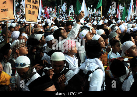 Jakarta, Indonesien. 4. November 2016. Der Massenprotest lautstark vor dem Staat Palast in Jakarta. Die kombinierte Wirkung von ihren islamischen Organisationen forderten des Gouverneurs von DKI Jakarta aus Basuki Tjahaja vollständige Überprüfung der angeblichen religiösen Sakrileg. Bildnachweis: Sutrisno Bewohner/Pacific Press/Alamy Live-Nachrichten Stockfoto