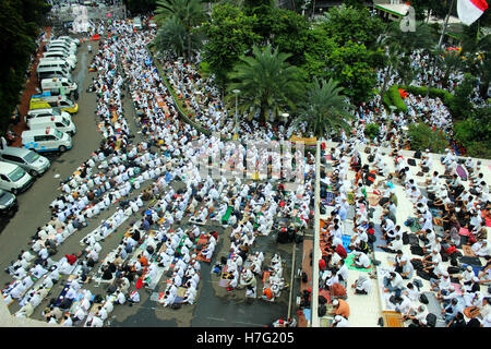 Jakarta, Indonesien. 4. November 2016. Die Masse, Freitag in der Istiqlal Moschee in Jakarta zu beten. Die kombinierte Wirkung von ihren islamischen Organisationen forderten des Gouverneurs von DKI Jakarta aus Basuki Tjahaja vollständige Überprüfung der angeblichen religiösen Sakrileg. Bildnachweis: Sutrisno Bewohner/Pacific Press/Alamy Live-Nachrichten Stockfoto