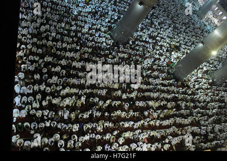 Jakarta, Indonesien. 4. November 2016. Die Masse, Freitag in der Istiqlal Moschee in Jakarta zu beten. Die kombinierte Wirkung von ihren islamischen Organisationen forderten des Gouverneurs von DKI Jakarta aus Basuki Tjahaja vollständige Überprüfung der angeblichen religiösen Sakrileg. Bildnachweis: Sutrisno Bewohner/Pacific Press/Alamy Live-Nachrichten Stockfoto