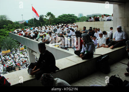 Jakarta, Indonesien. 4. November 2016. Die Masse, Freitag in der Istiqlal Moschee in Jakarta zu beten. Die kombinierte Wirkung von ihren islamischen Organisationen forderten des Gouverneurs von DKI Jakarta aus Basuki Tjahaja vollständige Überprüfung der angeblichen religiösen Sakrileg. Bildnachweis: Sutrisno Bewohner/Pacific Press/Alamy Live-Nachrichten Stockfoto