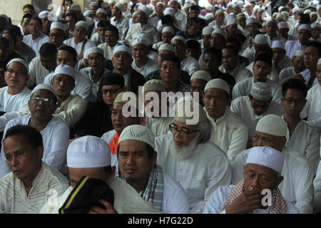 Jakarta, Indonesien. 4. November 2016. Die Masse, Freitag in der Istiqlal Moschee in Jakarta zu beten. Die kombinierte Wirkung von ihren islamischen Organisationen forderten des Gouverneurs von DKI Jakarta aus Basuki Tjahaja vollständige Überprüfung der angeblichen religiösen Sakrileg. Bildnachweis: Sutrisno Bewohner/Pacific Press/Alamy Live-Nachrichten Stockfoto