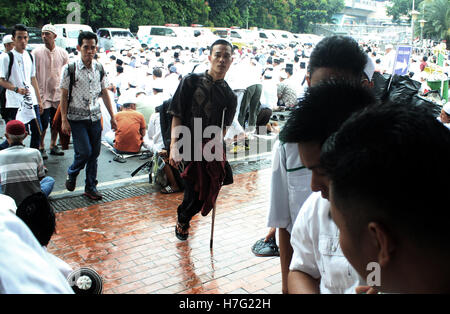 Jakarta, Indonesien. 4. November 2016. Die Masse, Freitag in der Istiqlal Moschee in Jakarta zu beten. Die kombinierte Wirkung von ihren islamischen Organisationen forderten des Gouverneurs von DKI Jakarta aus Basuki Tjahaja vollständige Überprüfung der angeblichen religiösen Sakrileg. Bildnachweis: Sutrisno Bewohner/Pacific Press/Alamy Live-Nachrichten Stockfoto