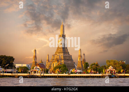 Die berühmten Tempel der Morgenröte, Wat Arun, entlang des Chao Phraya Flusses mit einem bunten roten Himmel bei Sonnenaufgang am Morgen in Bangkok, Thailand Stockfoto