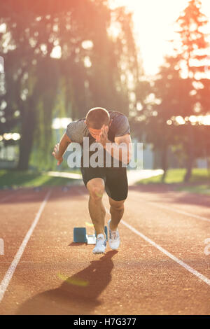 Detailansicht des Sprinters Vorbereitungen zu beginnen. Selektiven Fokus. Stockfoto