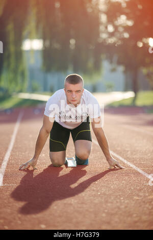 Detailansicht des Sprinters Vorbereitungen zu beginnen. Selektiven Fokus. Stockfoto