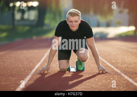 Detailansicht des Sprinters Vorbereitungen zu beginnen. Selektiven Fokus. Stockfoto