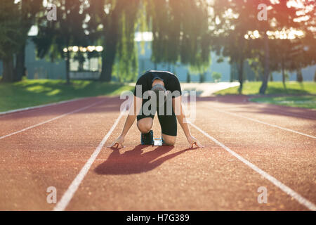 Detailansicht des Sprinters Vorbereitungen zu beginnen. Selektiven Fokus. Stockfoto