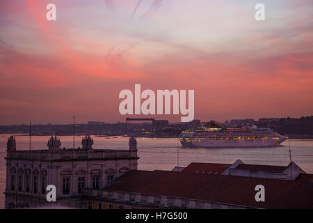 Eine Fähre am Tejo in Lissabon (Lisboa), Europa (Rio Tajo) Stockfoto