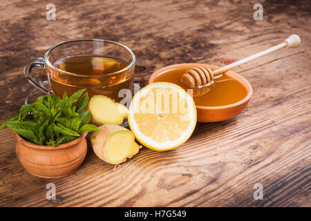 Grüner Tee Tasse Honig Ingwer Zitrone hölzernen Hintergrund Stockfoto