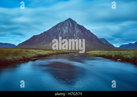 Buachaille Etive Mor mit Fluß Etive im Vordergrund Stockfoto
