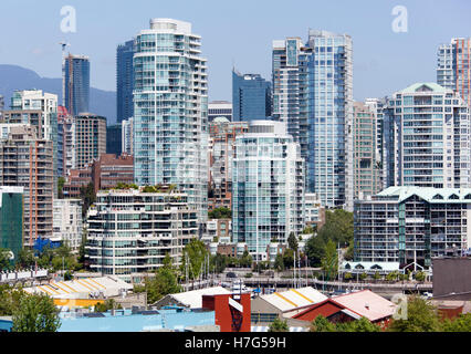 Die Skyline von Apartment-Hochhäuser in Davie Village Wohnquartier (Vancouver, British Columbia). Stockfoto