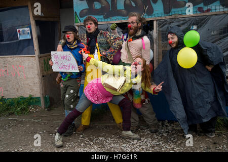 Frankreich, Calais. Letzten Tage der "The Jungle". Französische Clownss durchführen. Stockfoto