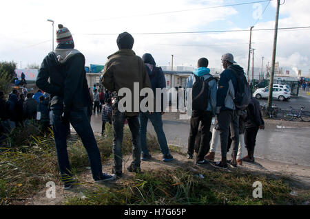 Frankreich, Calais. Letzten Tage der "The Jungle". Menschen warten, um für die Verlagerung zu registrieren. Stockfoto