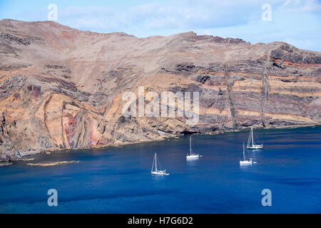 Segelyacht im natürlichen Hafen von Ponta Rosto Madeira Stockfoto