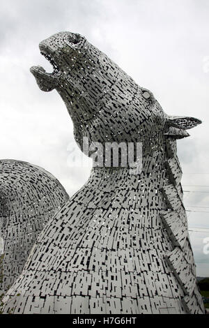 Eines der großen Kelpie Pferd Kopf Skulpturen, die auf den Forth und Clyde Kanal in Helix Park, Falkirk, Schottland sitzen Stockfoto