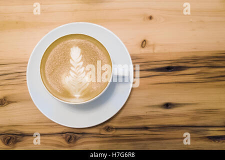 Gut aussehende Kaffee Getränk, das von einem talentierten Barista in einem neuen Café in Eugene Oregon. Stockfoto